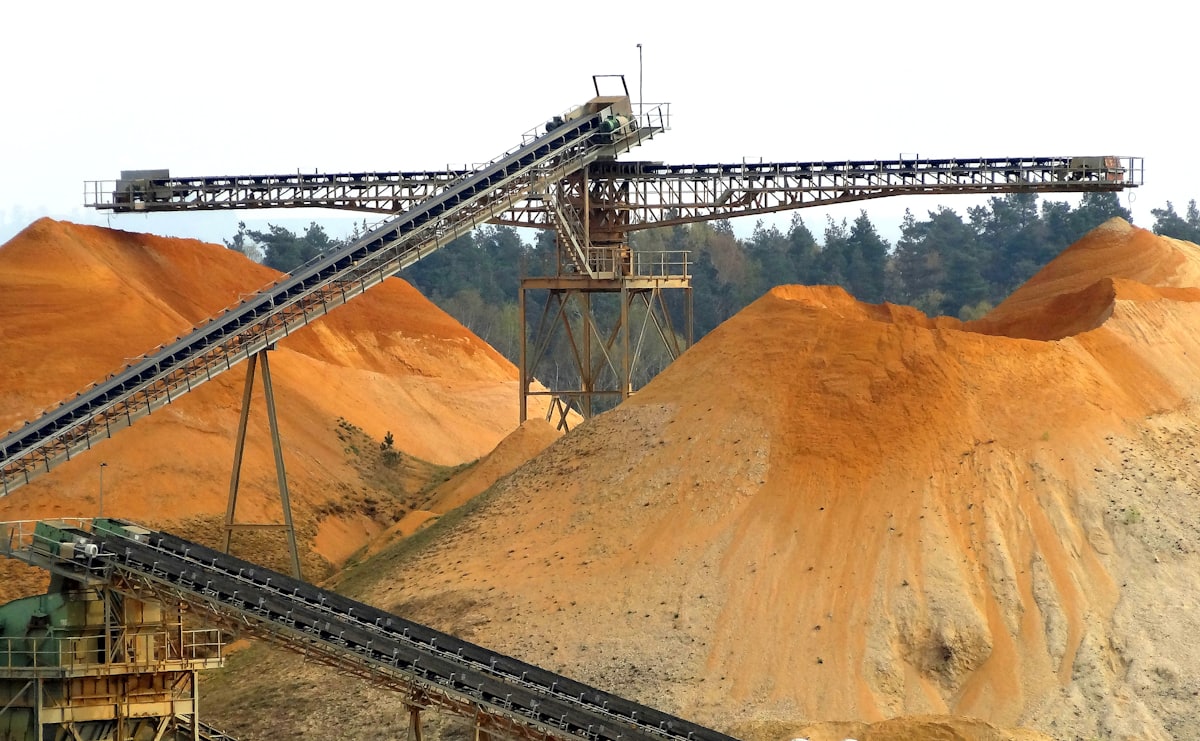Conveyor discharging onto a mine stockpile
